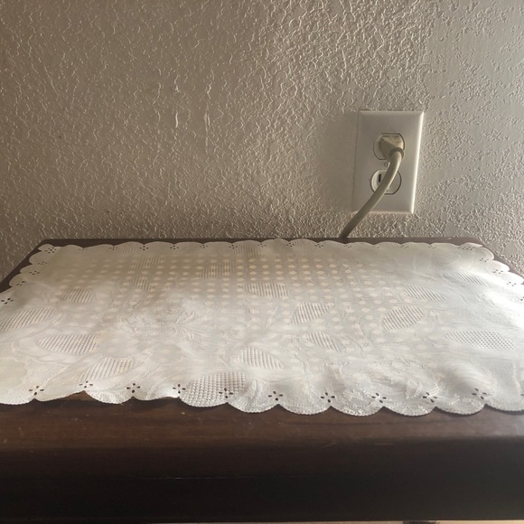 Vintage Floral White Lace Placemat Pair with Roses - Picture 4 of 15